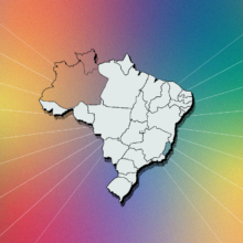 Fundo degradê com as cores do arco iris com um a ilustração de um mapa centralizado no meio destacando os estados de Amazonas, Roraima e Espirito Santo